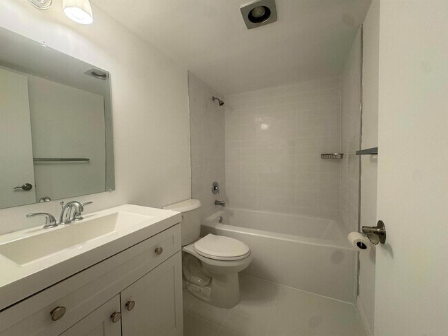 Building Photo - 2018 SW 29th Ct