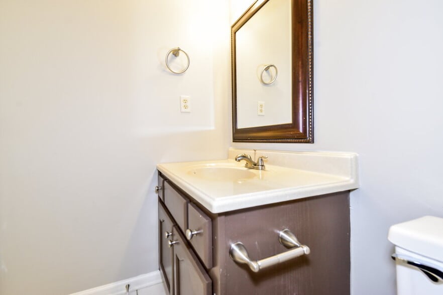 Building Photo - 5885 Southridge Dr
