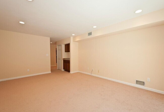 Building Photo - 90 Foxwood Dr