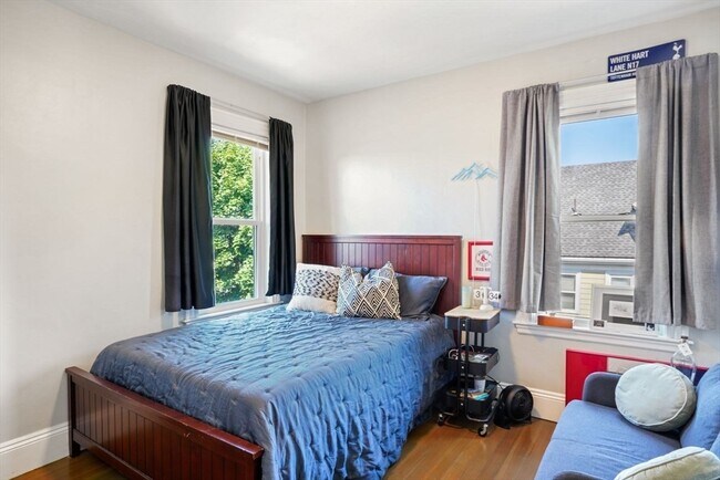 Building Photo - 17 Howes St