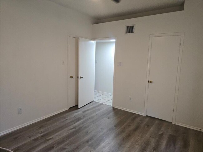 Building Photo - 841 Mica Ln
