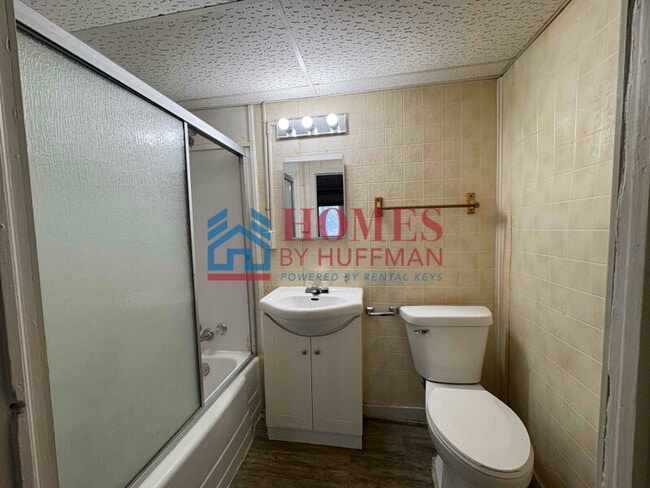 Building Photo - Efficiency Unit | Upstairs