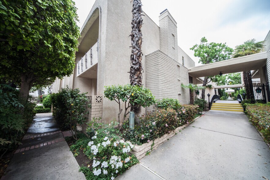 Building Photo - 5278 Lindley Ave