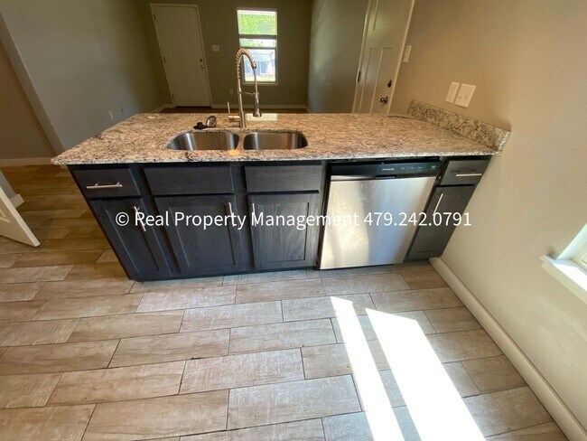 Building Photo - HALF OFF MOVE IN RENT!! 2 Bed 2 Bath Duplex close to Baptist Health