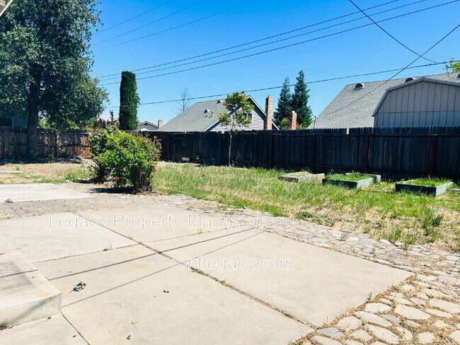 Building Photo - 9012 Alderson Ave