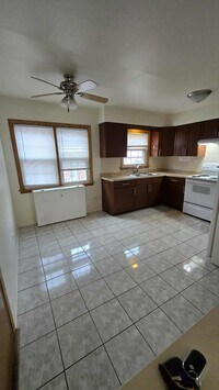 Building Photo - 9458 Glenlake Ave