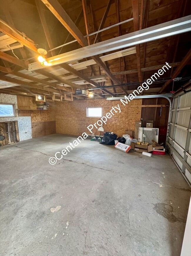 Building Photo - 3 Bed 1 Bath located on the flats