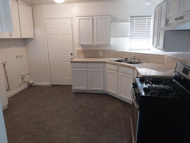 Building Photo - 2013 Avondale Dr