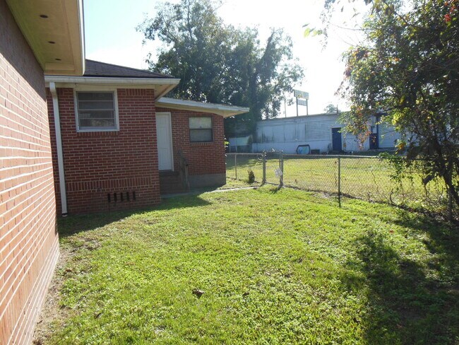 Building Photo - 7536 Epperson Ave
