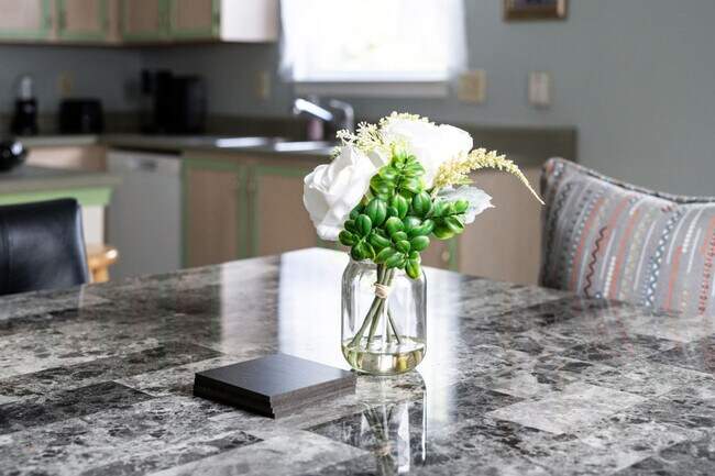 Building Photo - 2155 Shadowbrook Dr