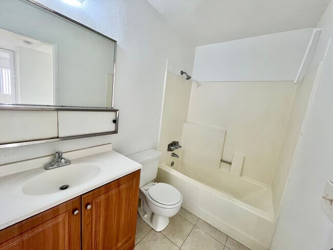 Building Photo - 2BD/2BTH with Central A/C, Private Patio, Walk-In Closet, Onsite Laundry, and Parking!