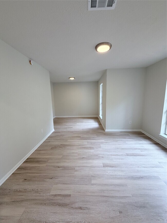 Building Photo - 2102 Lake Creek Dr