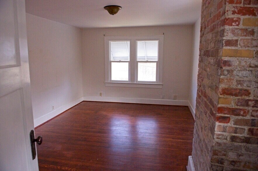 Building Photo - 447 N Beville Ave