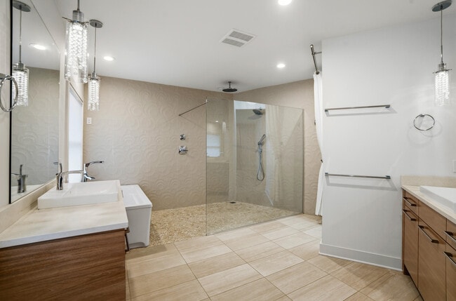 Building Photo - 4515 N Lake Dr