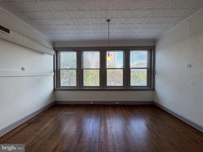 Building Photo - 328 S Broadway