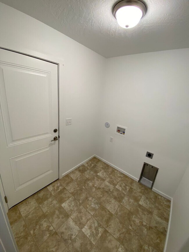 Building Photo - Stunning 3 Bed 2 Bath Rancher in Spokane V...
