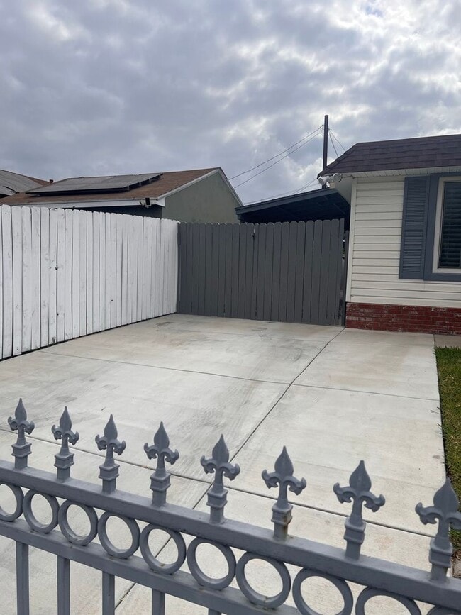 Building Photo - Beautiful 3 Bed / 2 Bath Home with Detached Bonus Space