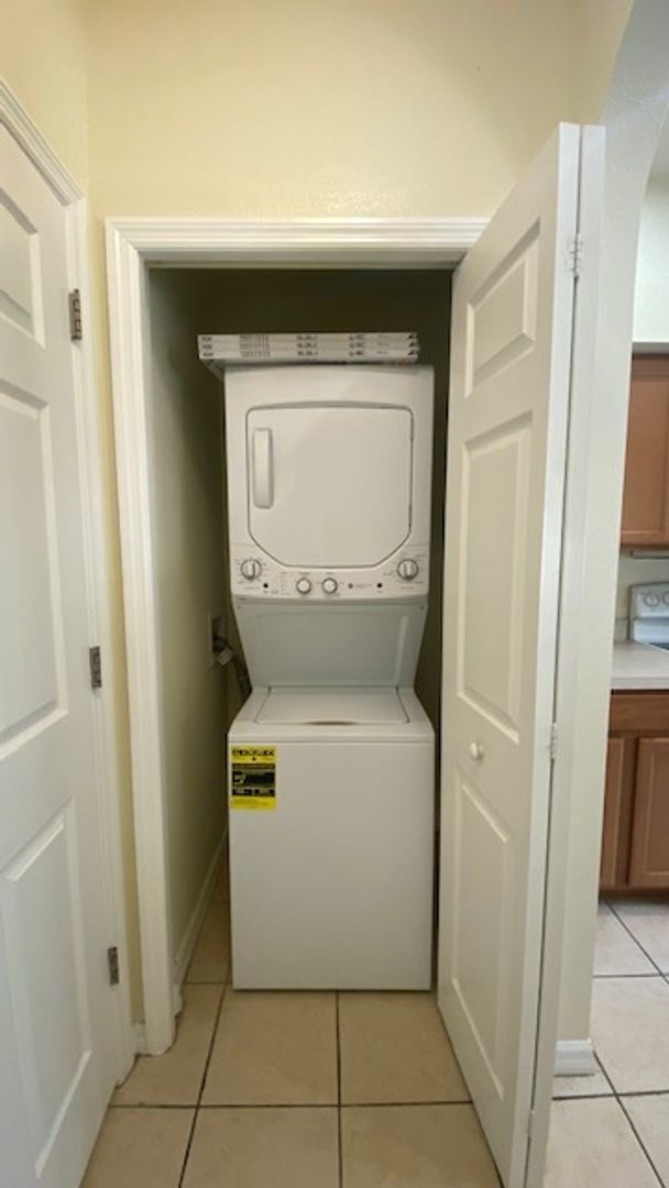 Building Photo - Beautiful 3 Bedroom 2.5 Bath Townhome in Lakeside Village!!