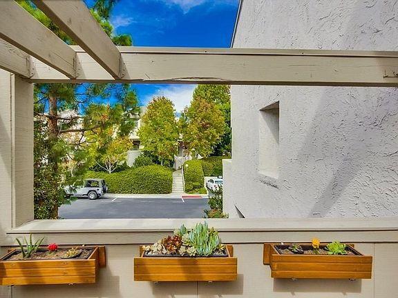 Building Photo - "Charming La Jolla Retreat: Cozy 2-Bedroom...