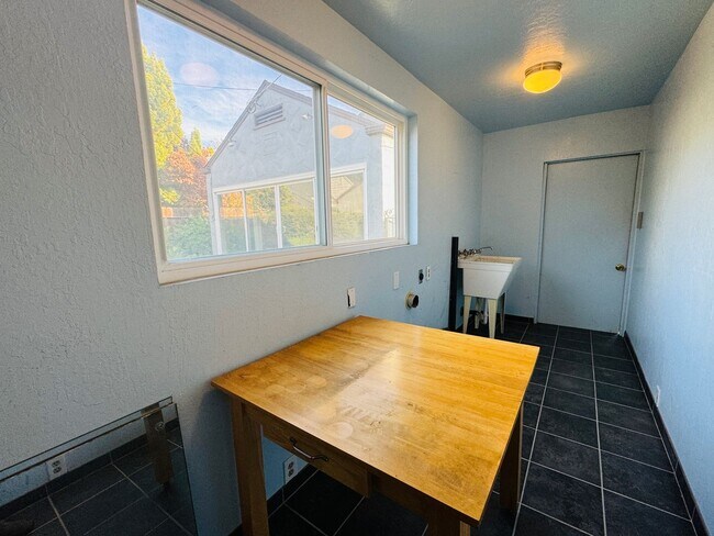 Building Photo - Charming 2 Bed, 2 Bath Home near UOP