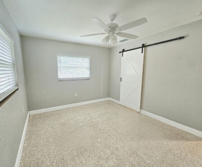 Building Photo - 3 Bedroom 2 Bath in Riveria Bay of St. Pete