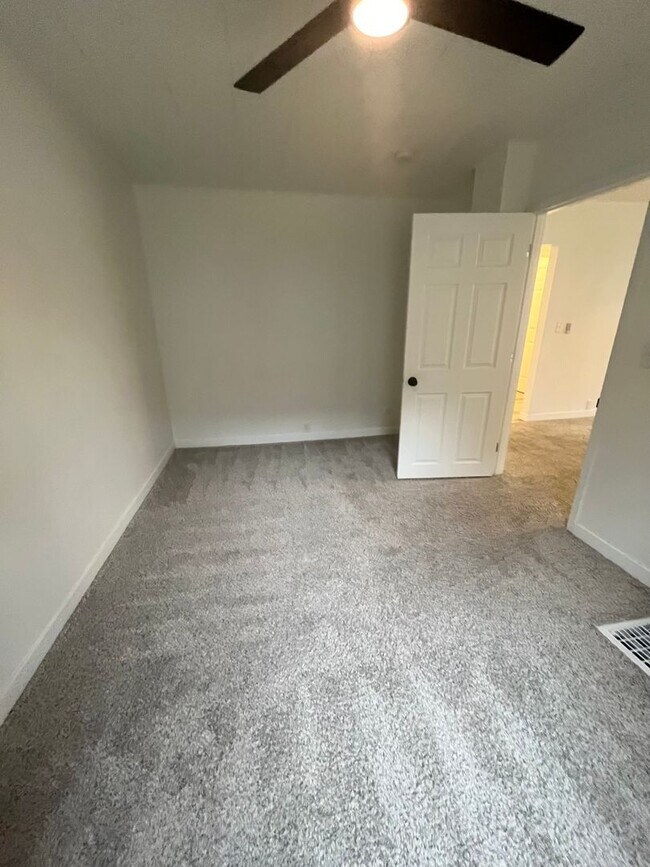 Building Photo - 4 Bed/1.5 Bath Rental Home in Central Sioux Falls!