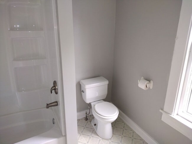 Building Photo - MAIN FLOOR LARGE APARTMENT