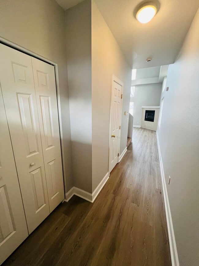 Building Photo - RENOVATED 4 bed 3.5 bath Duplex - Availabl...