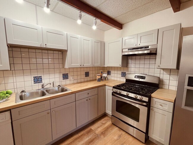 Building Photo - 1428 Vassar Dr NE