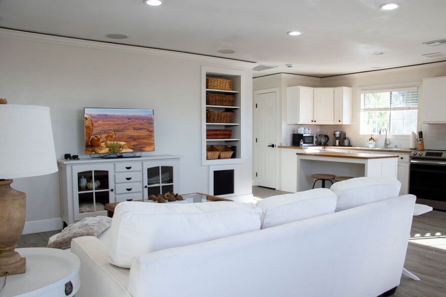 Building Photo - 37645 Vía De Los Arboles