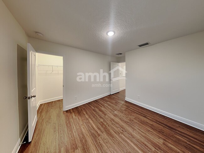 Building Photo - 1049 Sky Lakes Drive