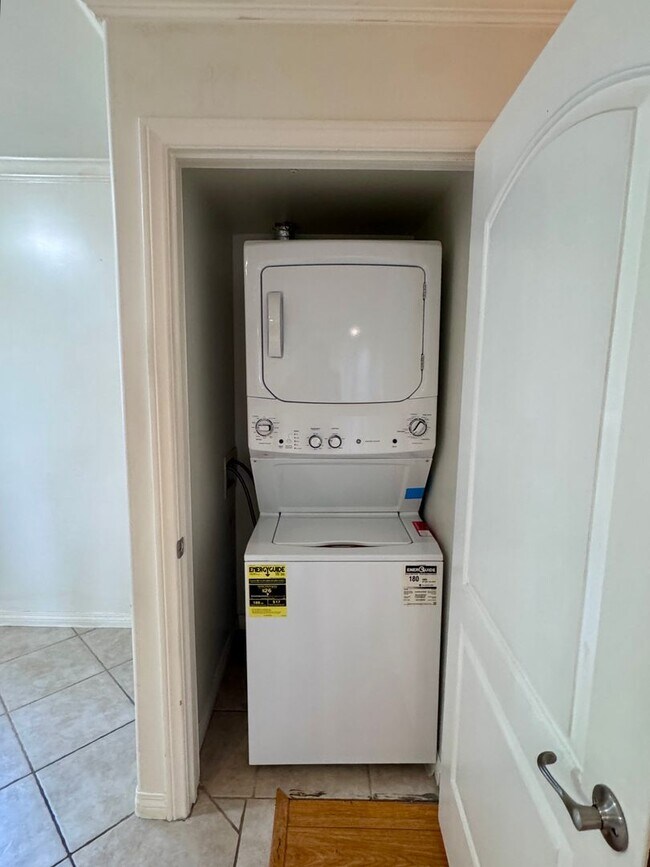 Building Photo - 3 Bedroom 2 Bath Penthouse condo in Van Nuys