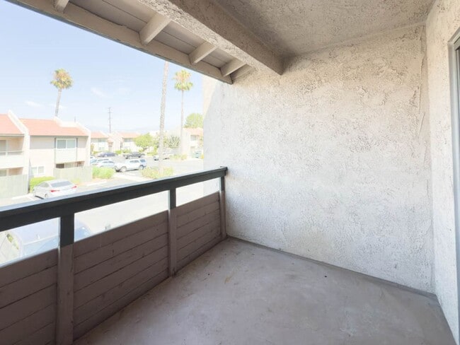 Building Photo - 2 BEDROOM 2 BATH CONDO IN GATED COMMUNITY ...