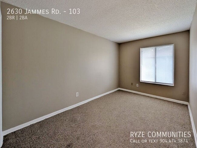 Building Photo - Spacious Upstairs Unit - Westside