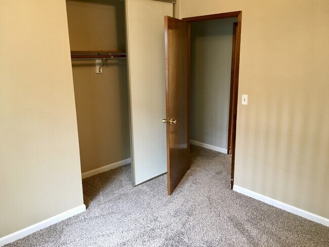 Building Photo - Spacious 3 bdrm/1.5 bath, Garage, Fenced B...