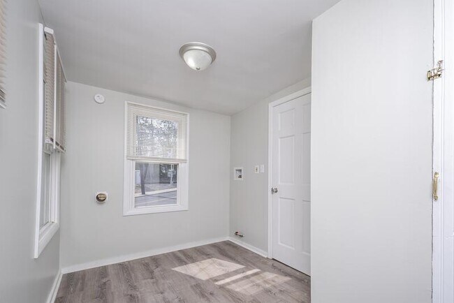 Building Photo - 338 Saratoga St