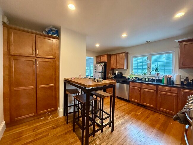 Building Photo - 253 Brown St