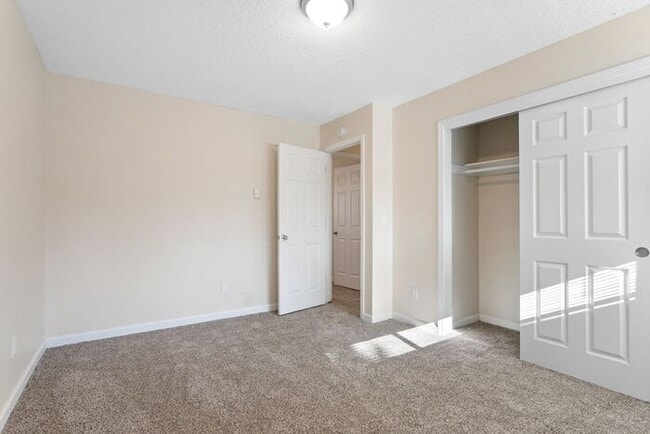 Building Photo - 2 Bedroom Home, pets welcome!!