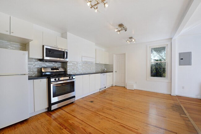 Building Photo - 321 5th St