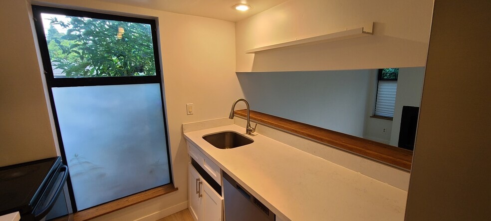 Building Photo - 5642 California Ave SW