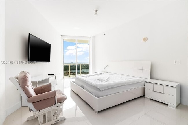 Building Photo - 16001 Collins Ave