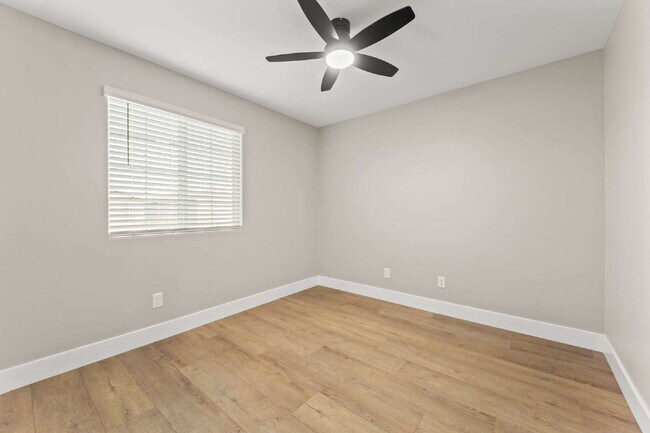 Building Photo - Beautiful two-story home with a bright open floor plan and modern finishes throughout. The spacio...