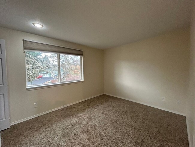 Building Photo - New Appliances, Carpet & Paint 2 Bed 1.5 B...