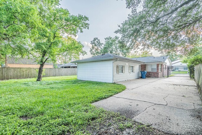 Building Photo - 523 International Village Dr