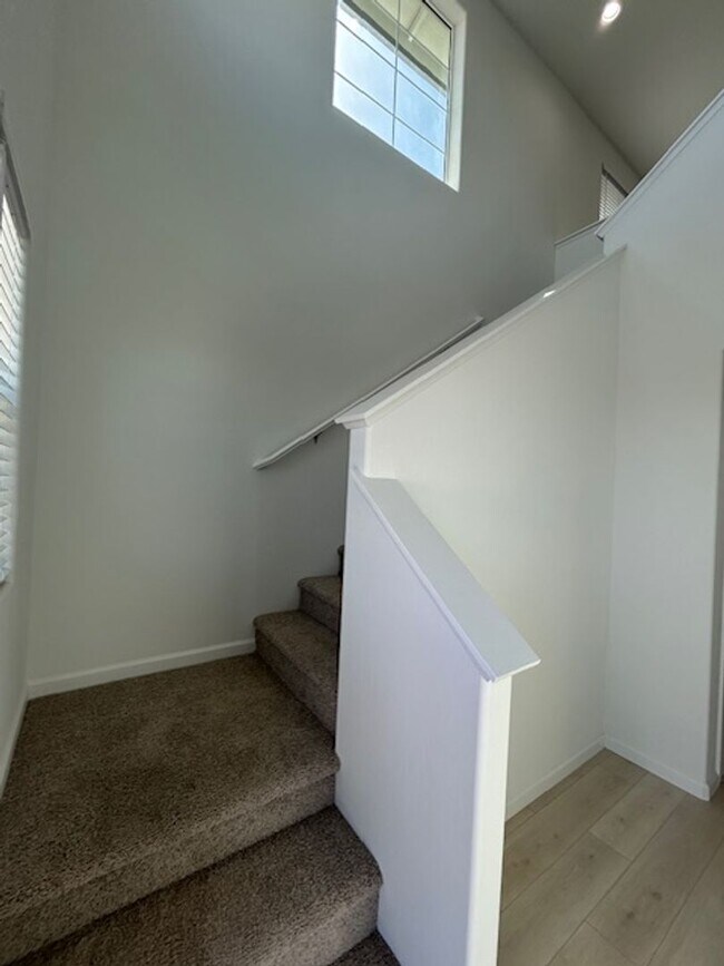 Building Photo - Brand new 4 bedroom 3 bathroom with solar in NW Visalia!!