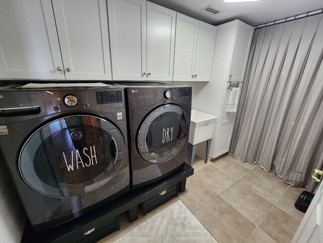 Building Photo - Beautiful Ocean Walk Condo Available April...
