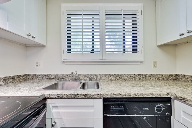 Building Photo - 1st floor corner unit - In Door Laundry- Easy Access to 880 and 237