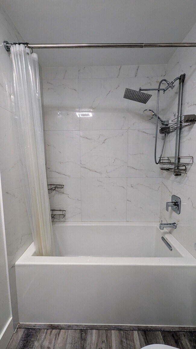 Hallway Tub & Shower - 1605 Hotel Cir S