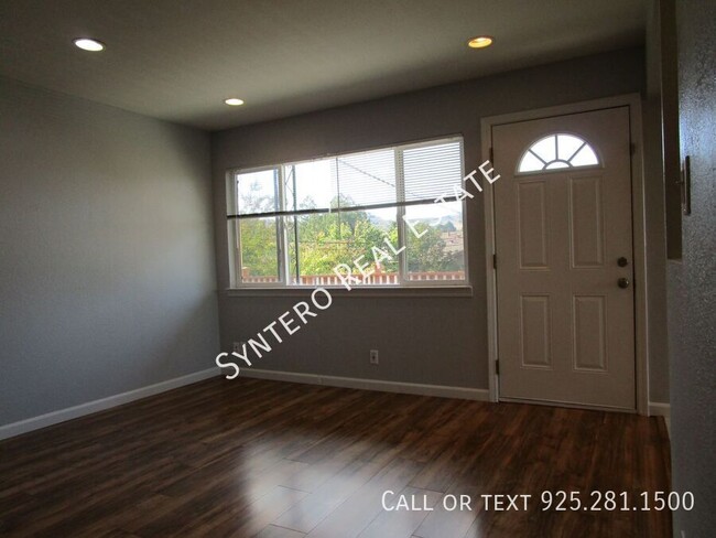 Building Photo - Upstairs 2 Bedroom/1 Bath Apartment with G...