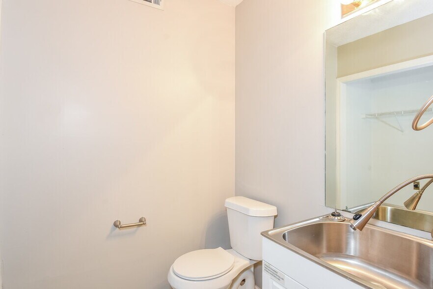 Building Photo - 1813 Cres Hill Dr NW